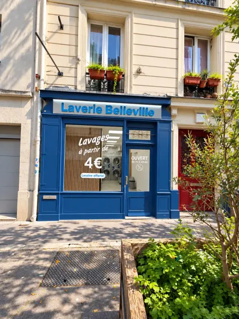 Devanture bleue de la Laverie Belleville au 16 rue des Envierges, Paris 20e